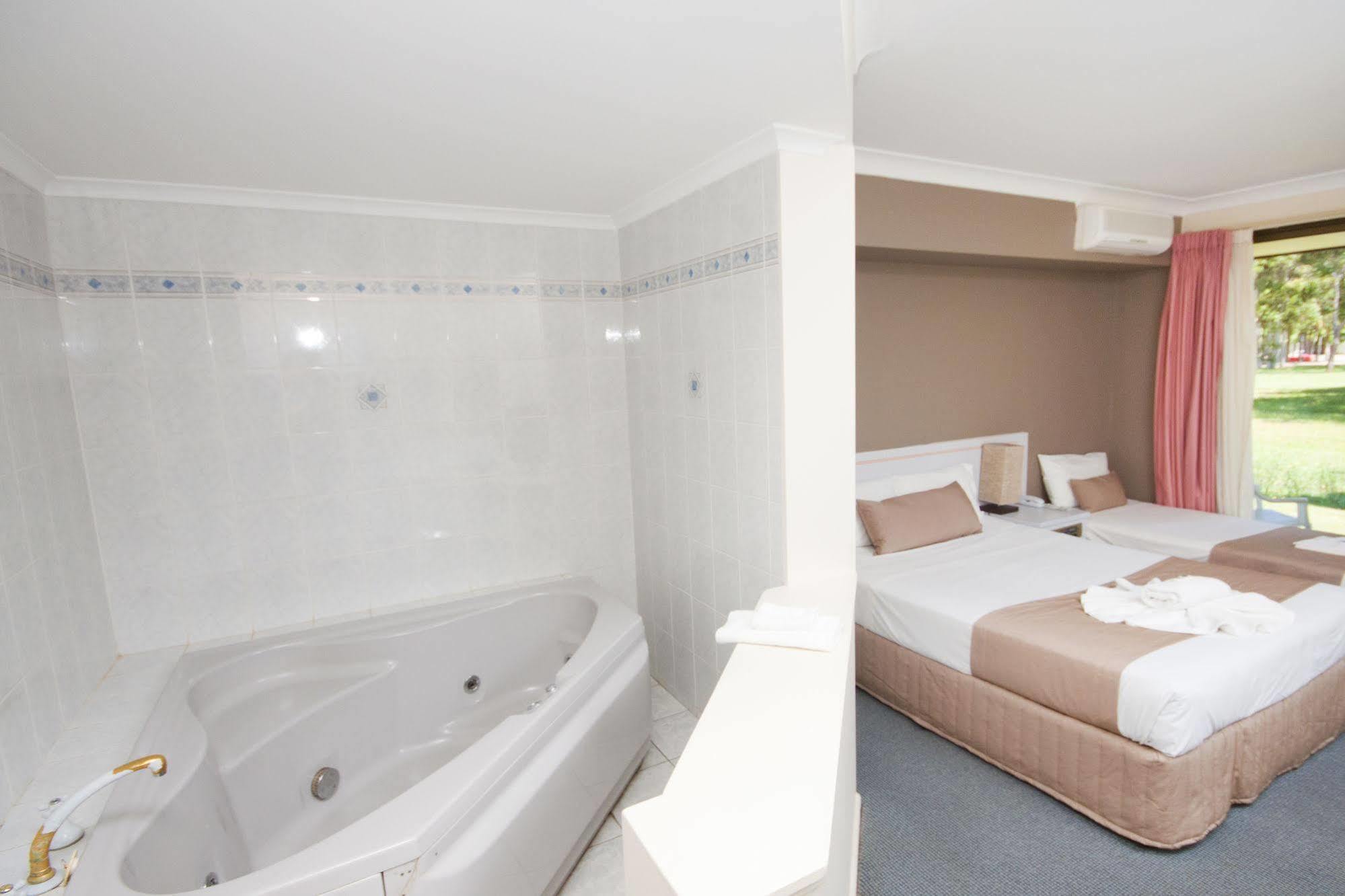Island Palms Motor Inn Форстер Экстерьер фото